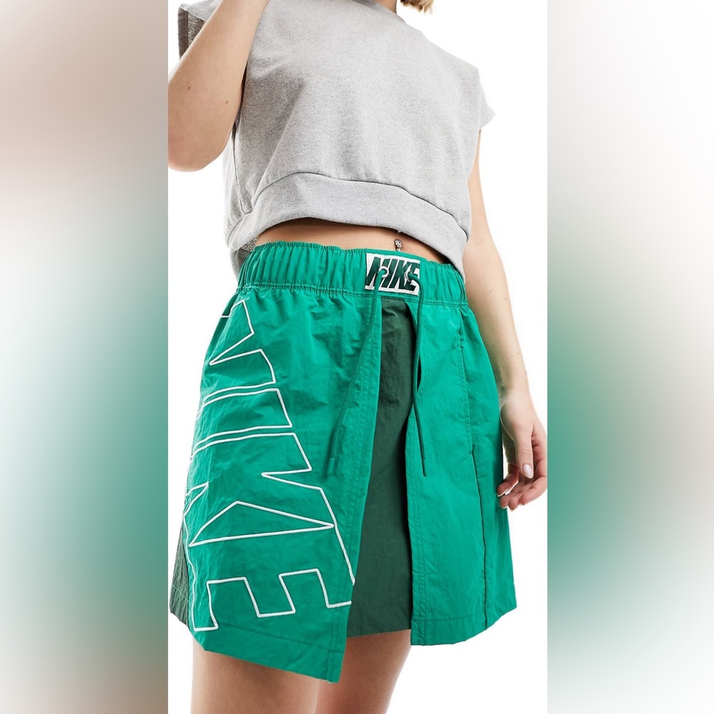 Nike WWC skirt in green size XS NWT